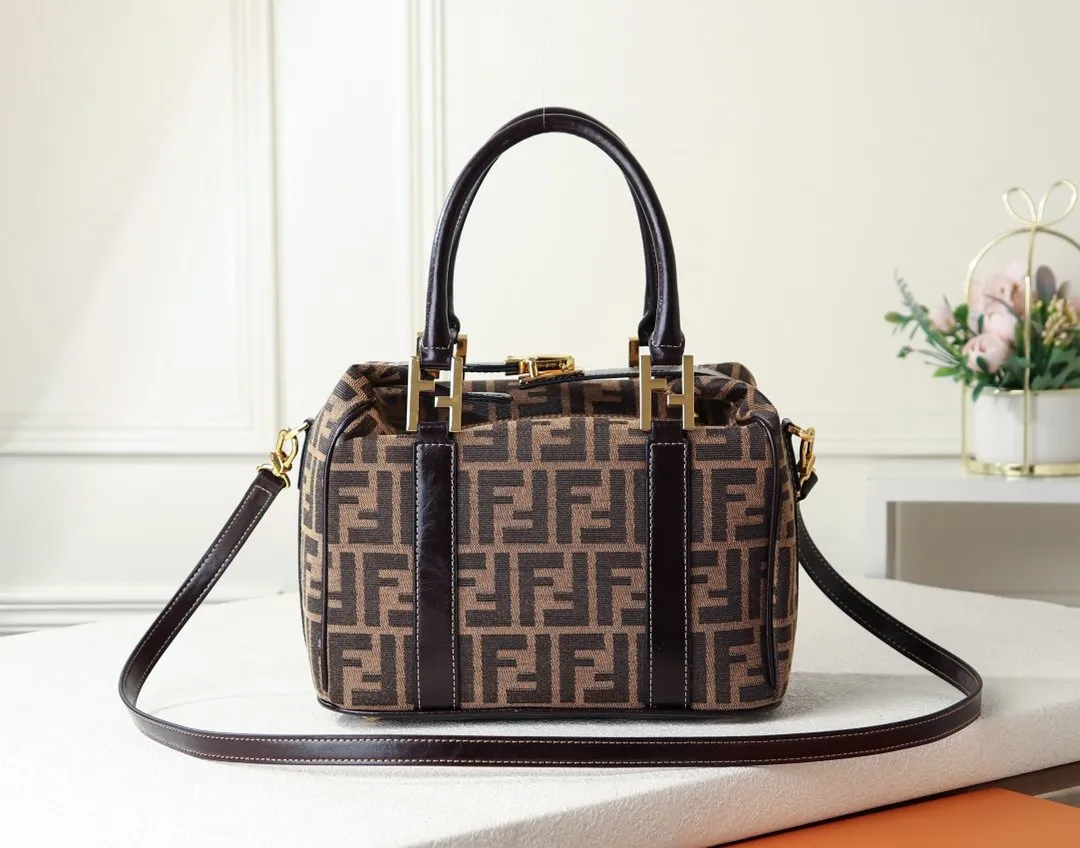 EN   Designer bags by Fendi 180