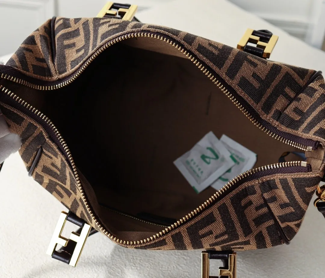 EN   Designer bags by Fendi 180