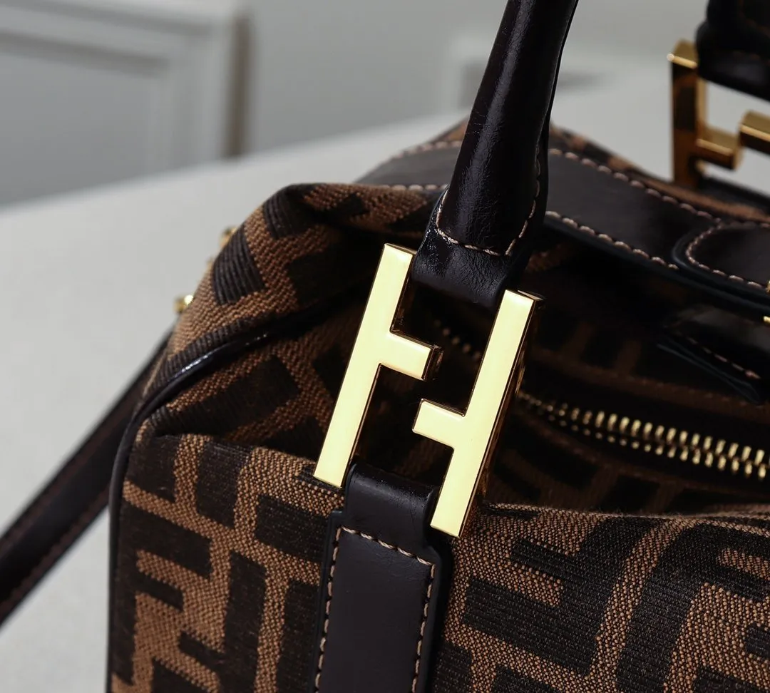 EN   Designer bags by Fendi 180